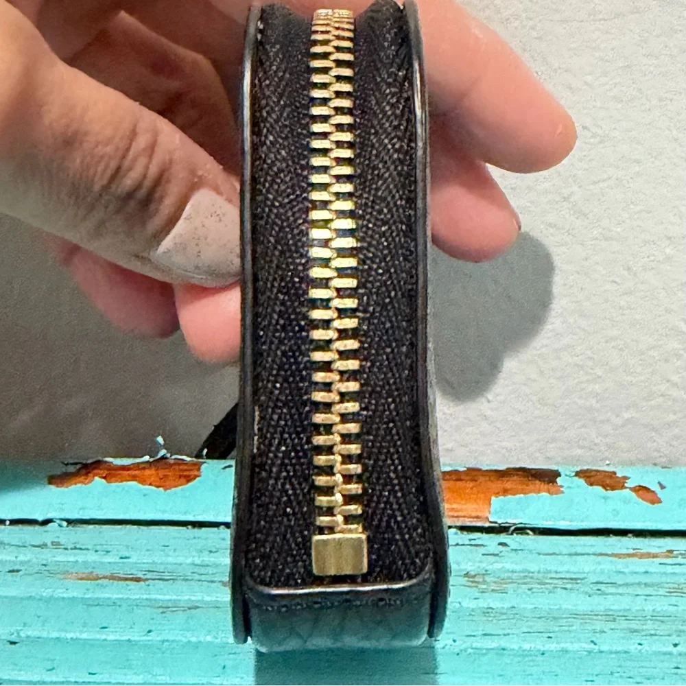 Cuyana Airpod Case Black Pebbled Leather Monogrammed J - Picture 3 of 11